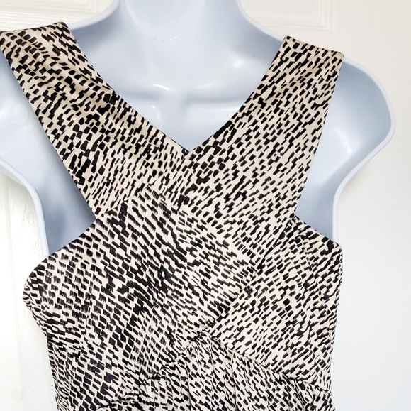 Sleeveless Off-White Print Top - Picture 7 of 9